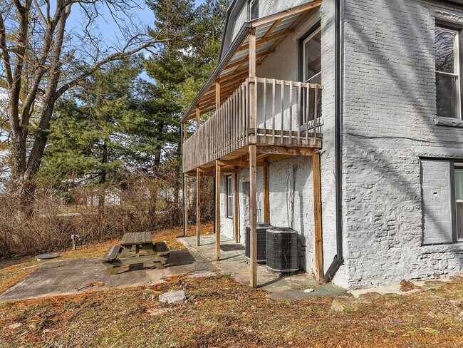 Building Photo - 306 E High St