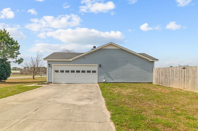 Building Photo - 3 Bedroom 2 Bathroom Home