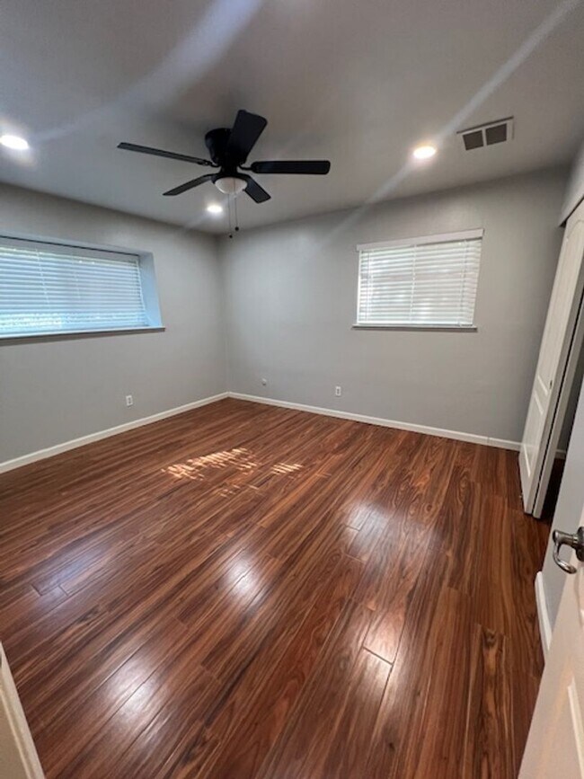 Building Photo - Beautiful 3 Bedroom and 1.5 Bathroom Condo $2,195.00 Available Now
