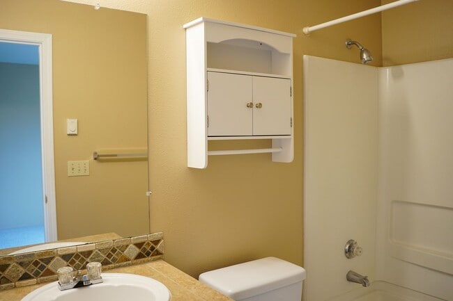 Building Photo - Top Floor 2 Bed 2 Bath with Vaulted Ceilin...