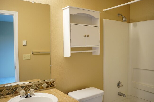 Building Photo - Top Floor 2 Bed 2 Bath with Vaulted Ceilings, Balcony & FREE RENT!