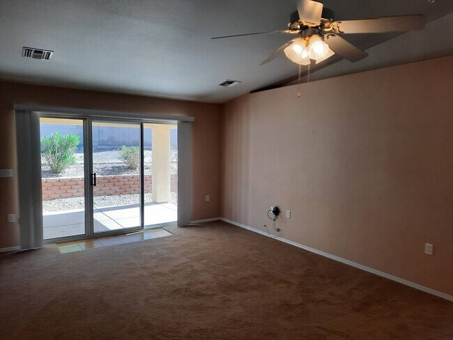 Building Photo - 4 bedroom/2 bath Home available in Bullhead City in Desirable El Camino Village.