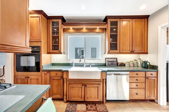 Building Photo - 343 N Croft Ave