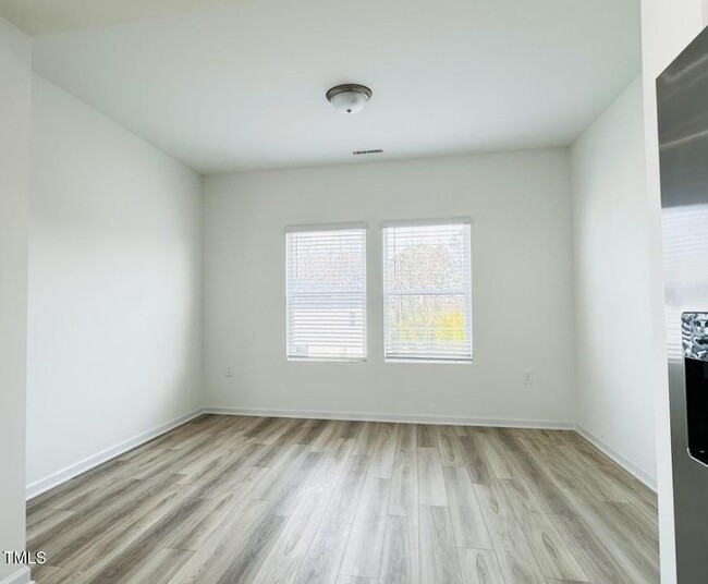 Building Photo - 4 Bedroom End Unit Townhome for Rent
