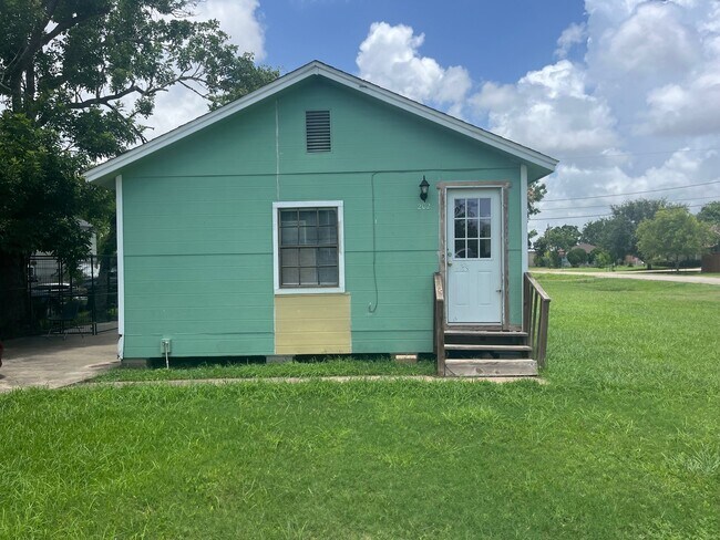 Primary Photo - 202 N Avenue C