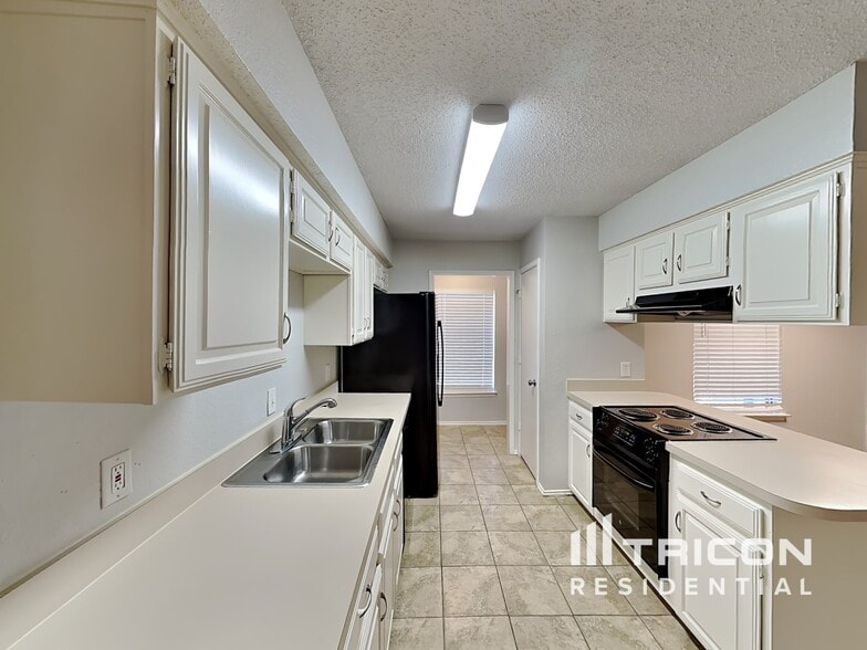 Building Photo - 4931 Darrow Ln