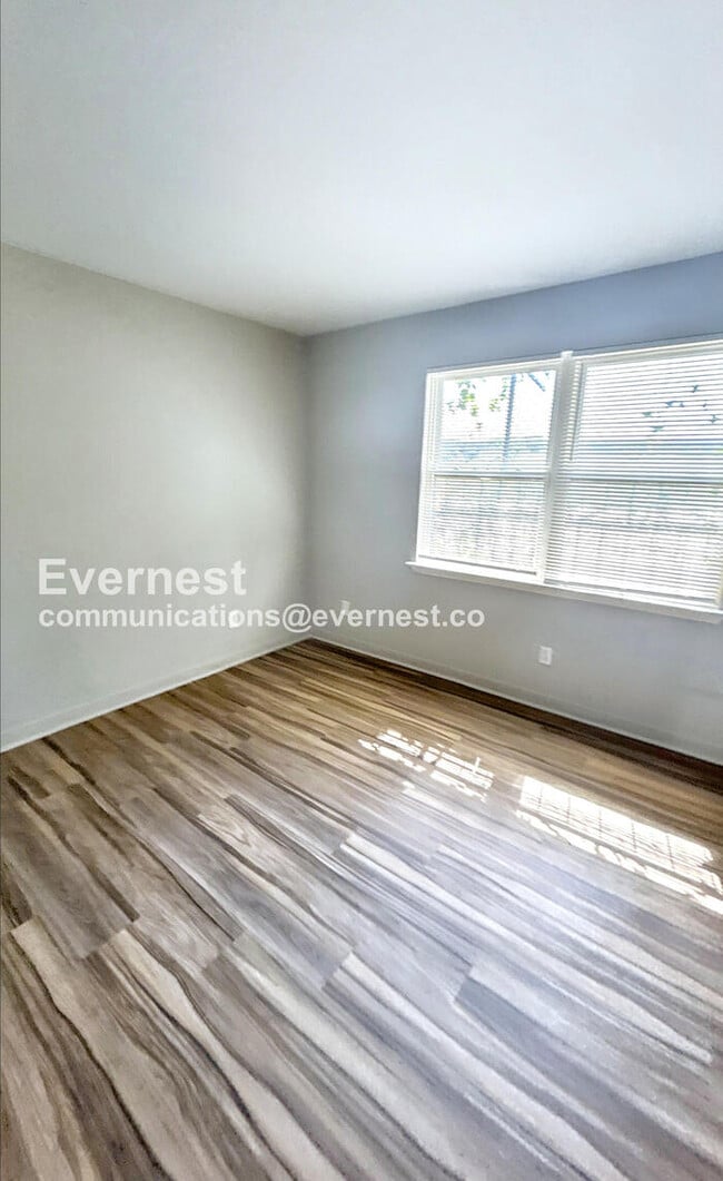 Building Photo - 1512 11th Ave N