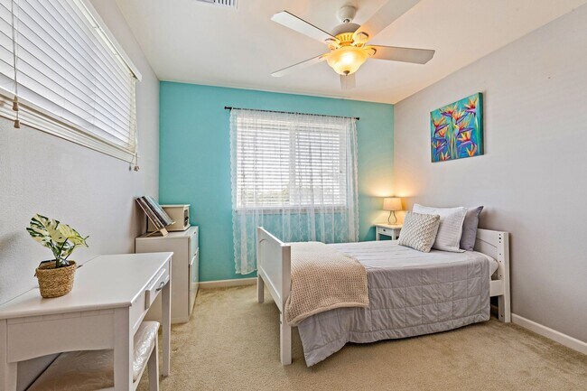 Building Photo - Unfurnished Townhome with Garage, 3 bedroo...