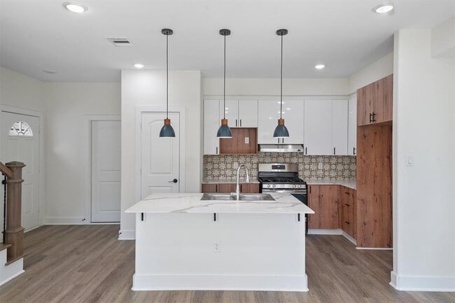 Building Photo - 855 S Victory Dr