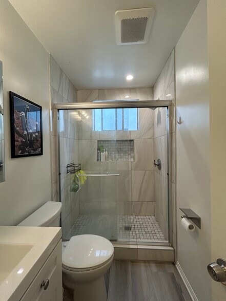 Bathroom - 123 S St Andrews Pl