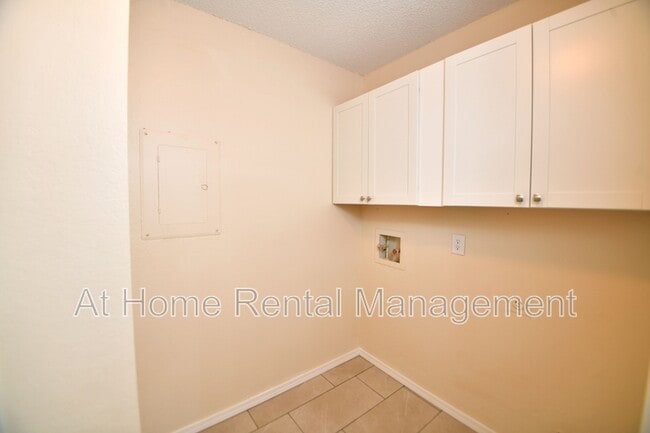 Building Photo - 401 N Fir Pl