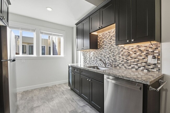 Building Photo - 1473 Clay St