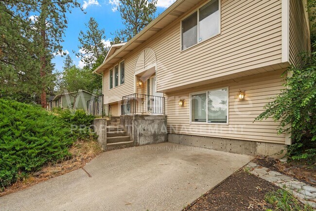 Building Photo - Charming 4-Bedroom Home with Garage & Spacious Yard!