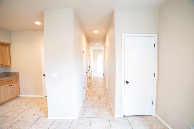 Building Photo - Newer Construction Townhome in Canby