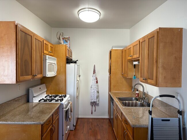 Building Photo - 9900 Jordan Ave