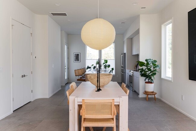 Building Photo - Great contempory home close to the heart of Greenville.