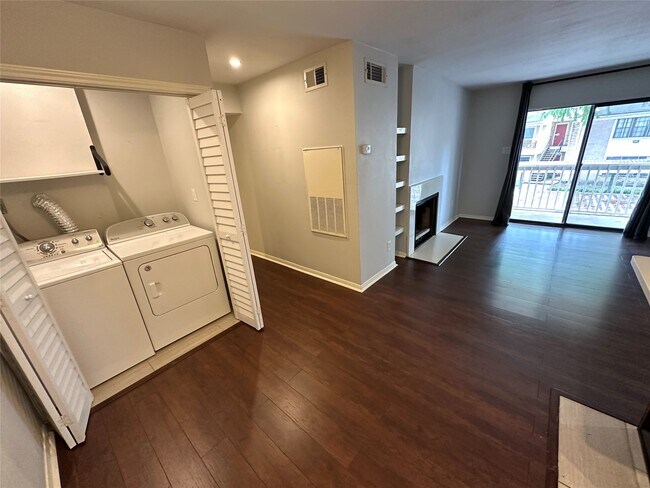 Building Photo - 2750 Holly Hall St