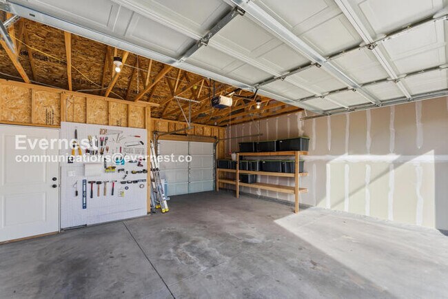 Building Photo - 4 Bed/3 Bath Townhome with Fenced Yard & Garage / Available Now!