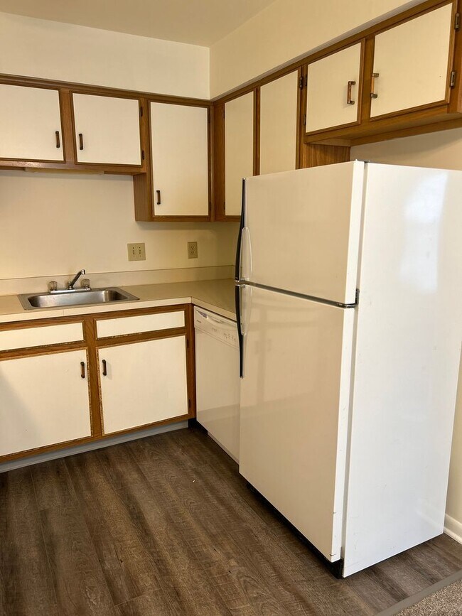 Building Photo - 1 Bedroom Apartment in Parkside Townhomes COMING SOON