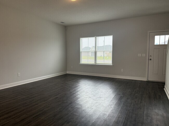 Building Photo - 345 Mcclelland Lp NE