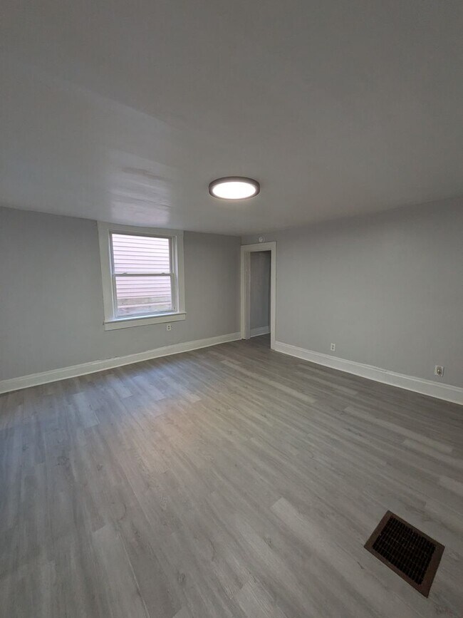 Building Photo - 241 E 18th Ave