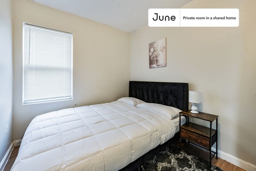 Primary Photo - Private bedroom in 3 bed/1 bath Home