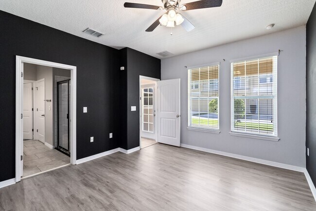 Building Photo - MOVE IN SPECIAL- Beautiful 4/2.5 Townhome For Rent in Harmony