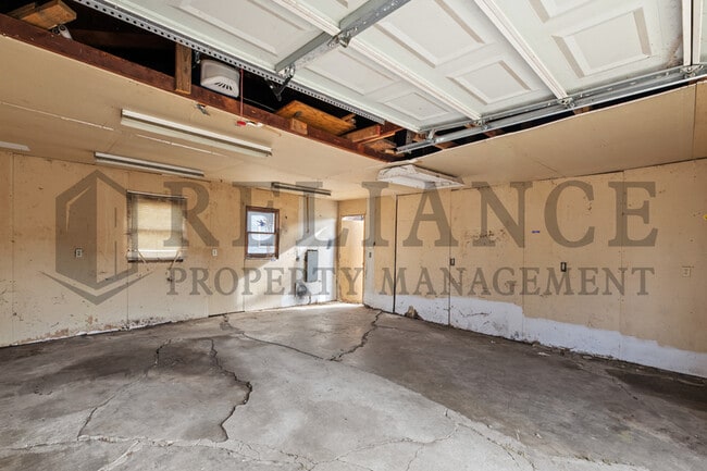 Building Photo - 1913 N Hood St