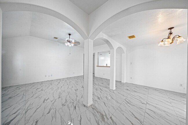 Building Photo - 8131 Golden Trace Ct