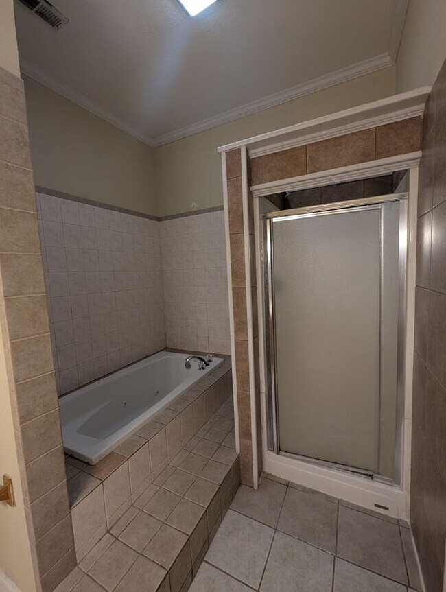 Building Photo - Coming Soon Huge 3 Bedroom Apt Above Fayet...