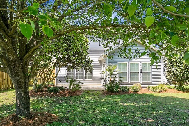 Building Photo - Comfortable Living, 4 BR 2.5 BA Home, Two Car Garage