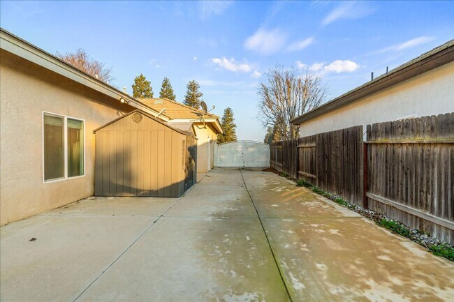 Building Photo - West Bakersfield Custom Home for Rent Available Now!