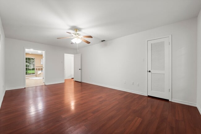 Building Photo - 16815 Memorial Oaks Ln