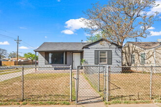 Building Photo - Vintage Home, Minutes from TTU & Medical