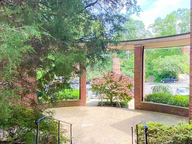 Building Photo - Tastefully Renovated 2 Bedroom 1 Bathroom ...