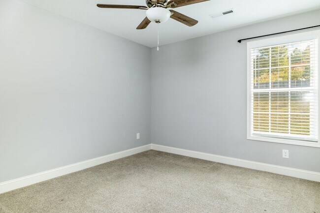 Building Photo - Maryville 37801 - 4 bedroom, 2.5 bath home...