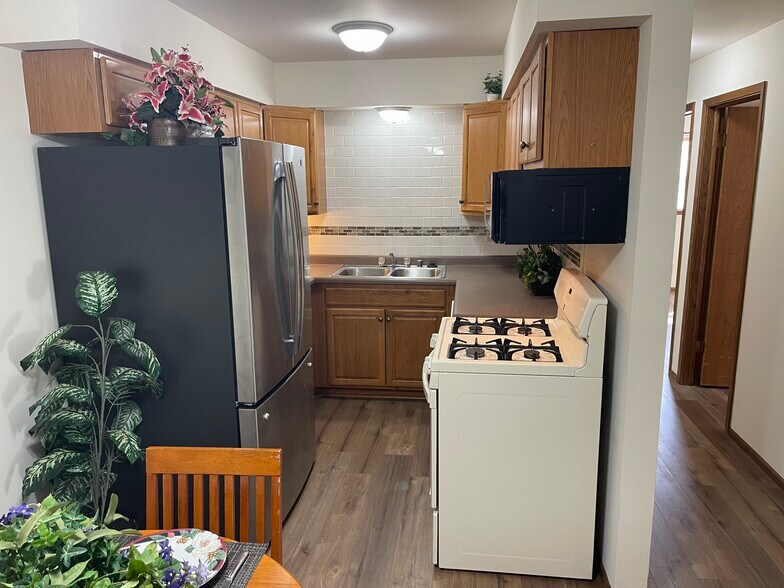 Kitchen - 6850 W Kathleen Ct