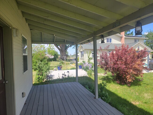 wrap around deck - 19476 Top Rd