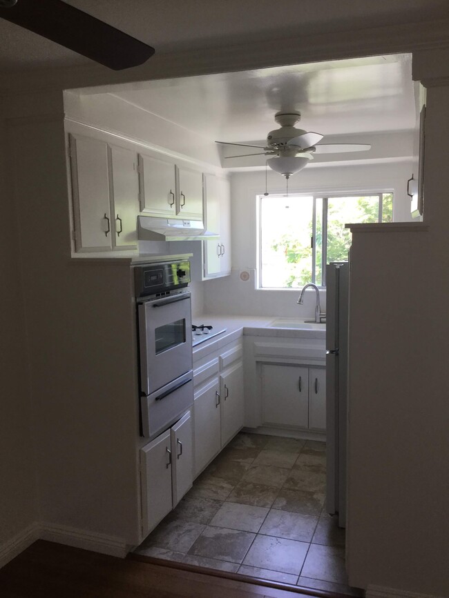 Kitchen - 942 N Gardner St