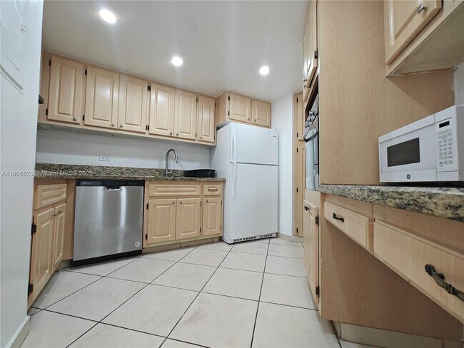 Building Photo - 905 Brickell Bay Dr