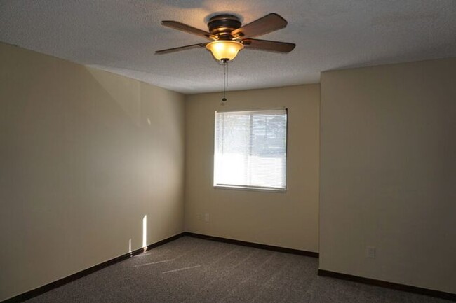 Building Photo - 2 bedroom 2 1/2 bath townhome in Arlington