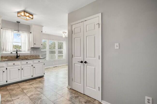 Building Photo - Beautifully Updated Single-Family Home in ...
