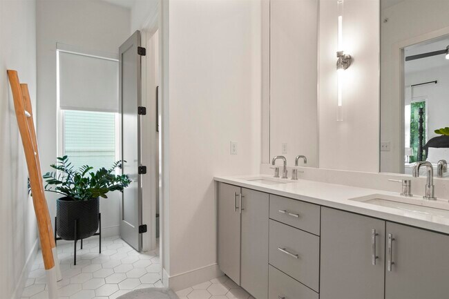 Building Photo - 2347 Hosea L Williams Dr NE