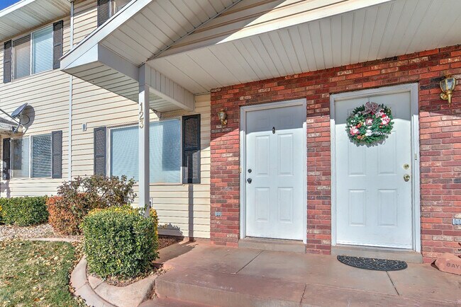 Building Photo - Utilities Included! Beautiful 2 Bedroom Townhome in Ivins