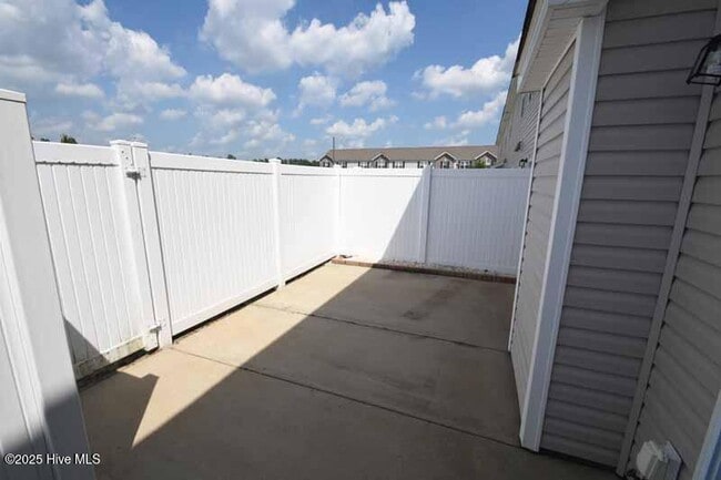 Building Photo - 104 Chandler Dr