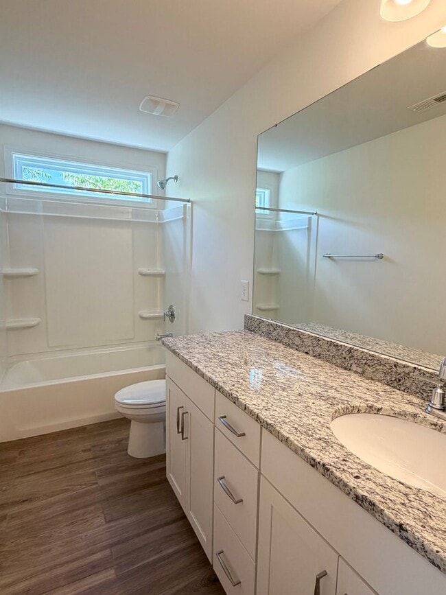 Building Photo - Spacious 3 Bedroom/ 2 Bath townhouse for rent in Fountain Park, convenient Asheville location