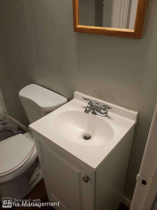 Building Photo - 2200 E 5th St