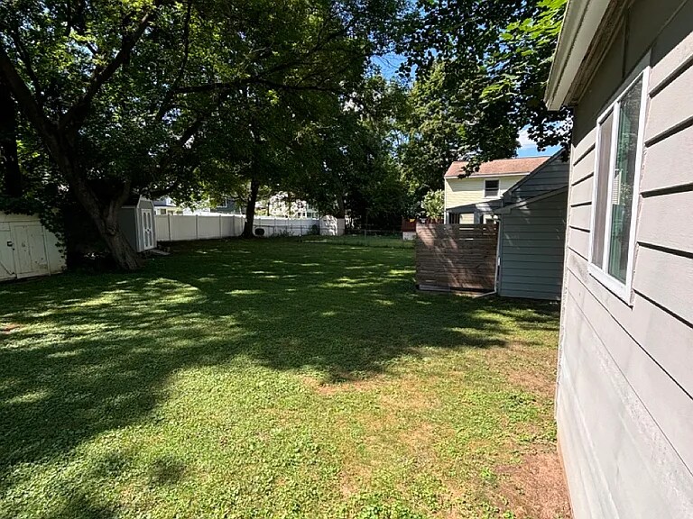 Building Photo - 305 Hunt Dr