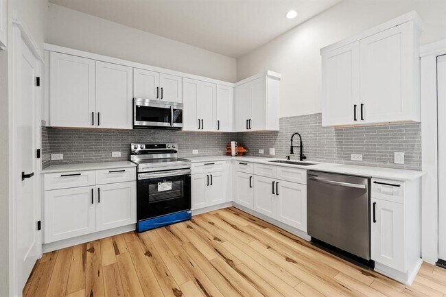 Building Photo - 2309 Montopolis Dr