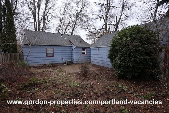 Building Photo - SE Flavel St - Woodstock 3 bedroom home with single car garage